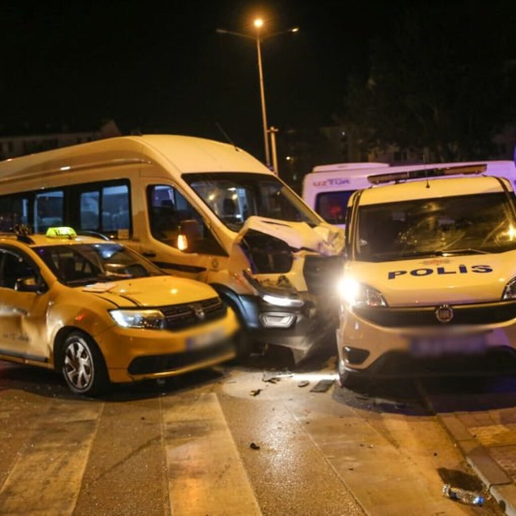 Bursa'da zincirleme trafik kazası: 3'ü polis 6 yaralı