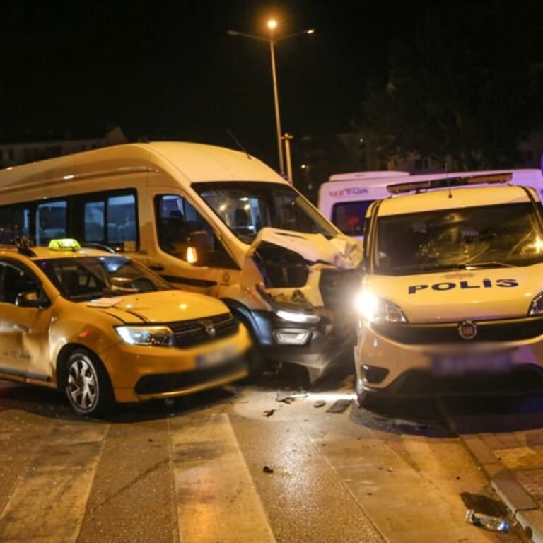 Bursa'da zincirleme trafik kazası: 3'ü polis 6 yaralı