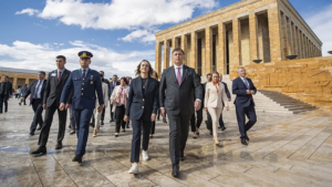 İzmir’in belediye başkanlarından Anıtkabir’e ziyaret