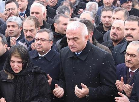 Bakan Ersoy'dan 'Deprem Şehitliği'ne ziyaret