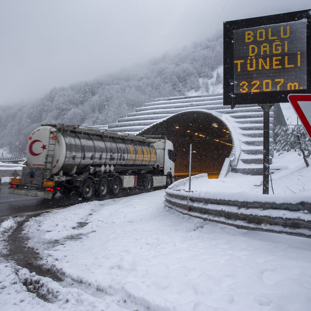 Bolu dağında kar etkili oluyor!