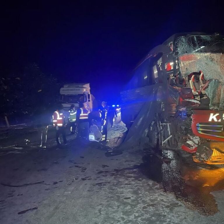 Bolu'da yolcu otobüsü TIR'a çarptı: 6 yaralı