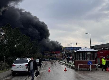 Bursa'da madeni yağ satışı yapan işyerinde yangın