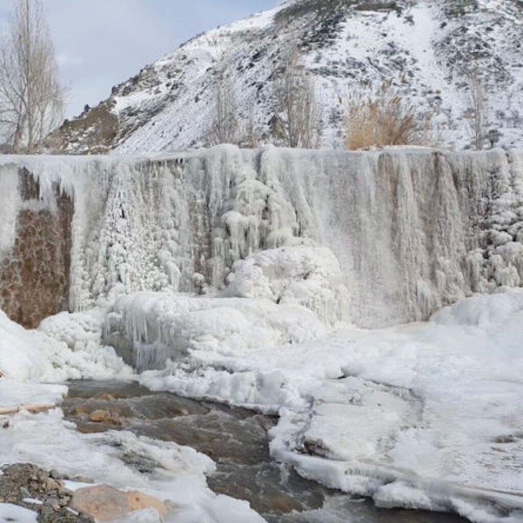 Erzincan'daki dere buz tuttu