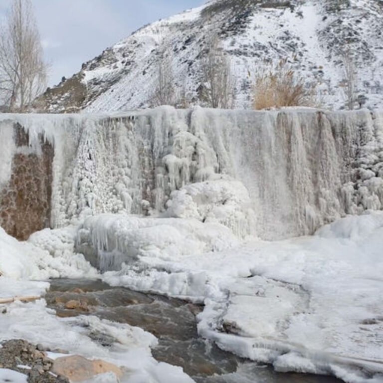 Erzincan'daki dere buz tuttu