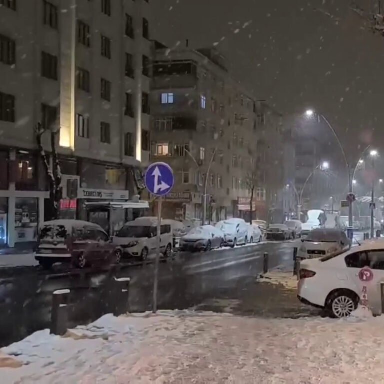 İstanbul'da kar yağışı aralıklarla sürüyor