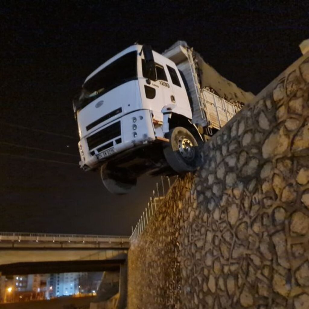 Kamyon duvarda asılı kaldı