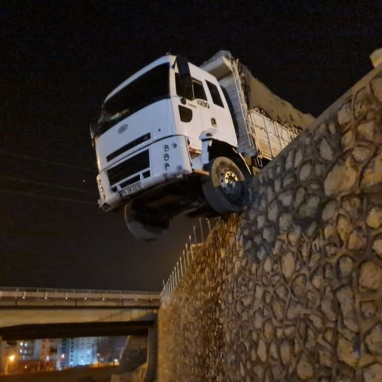 Kamyon duvarda asılı kaldı