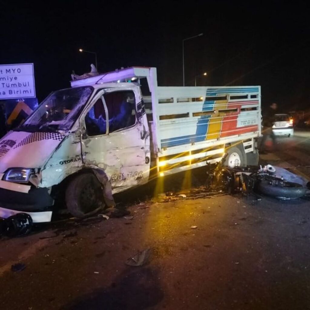 Kamyonetle motosiklet çarpıştı: 1 ölü, 2 yaralı