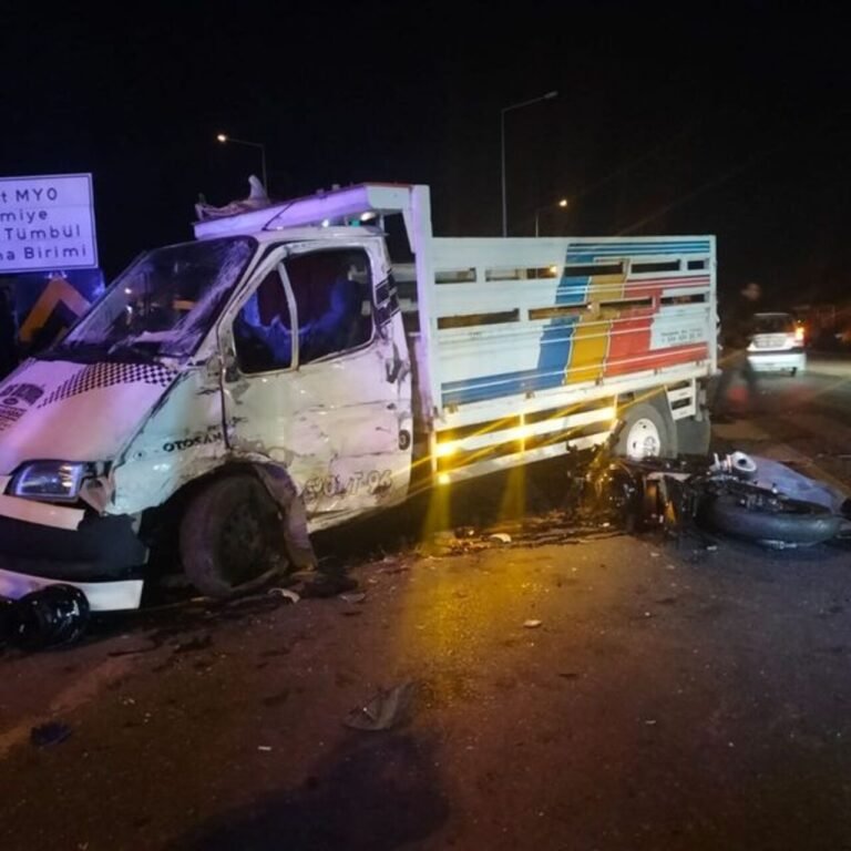Kamyonetle motosiklet çarpıştı: 1 ölü, 2 yaralı
