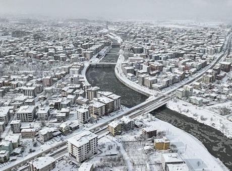 Kar kalınlığı 1 metreyi aştı! Kentte eğitim yarın yeniden başlıyor