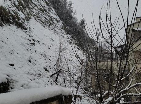 Kastamonu'da dağdan kayalar koptu! Binalar tahliye edildi