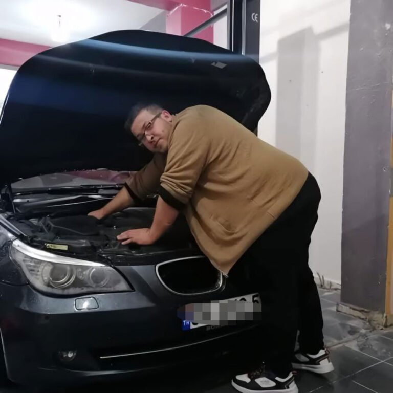 Kedisi de yanındaydı..