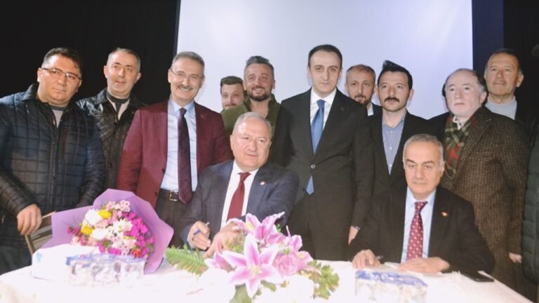 "Kelebekler Kanat Çırpınca" eserinin kahramanları Çırakoğlu ve Bakır, okurlarıyla imza gününde buluştu