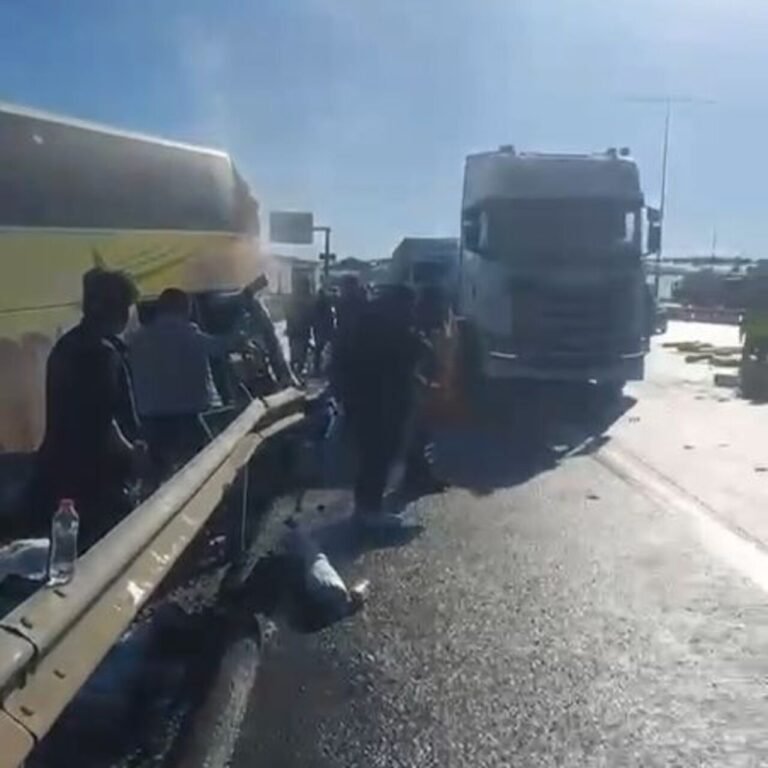 'Kuzey Marmara'da TIR otobüse çarptı!