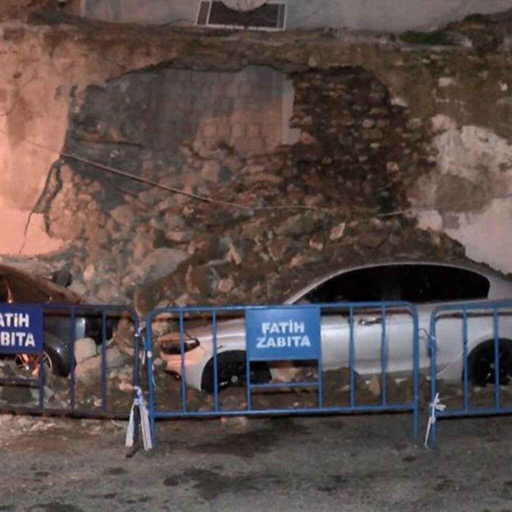 Otoparktaki araçların üzerine duvar çöktü