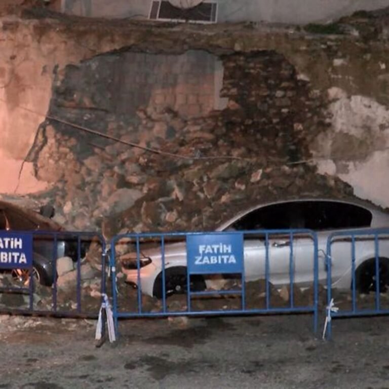 Otoparktaki araçların üzerine duvar çöktü