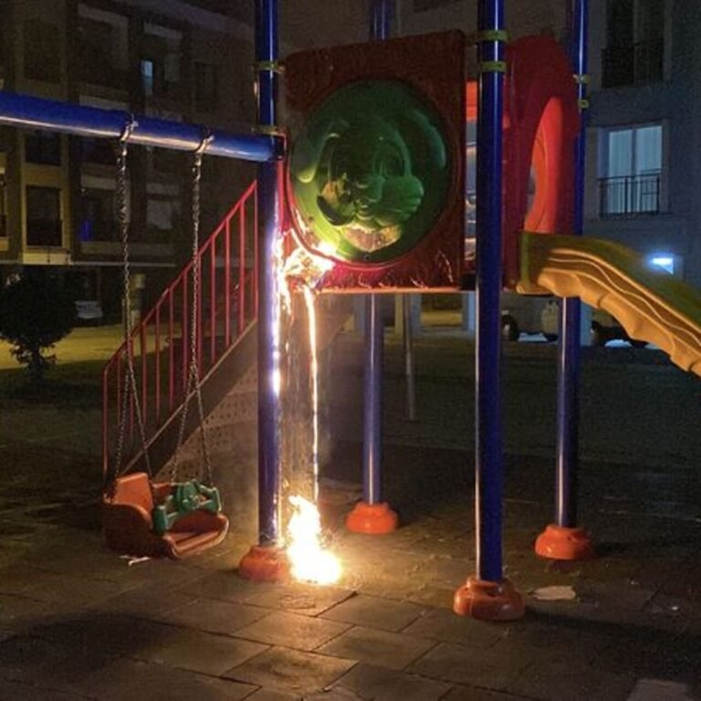 Oyun parkındaki kaydırağı yaktılar