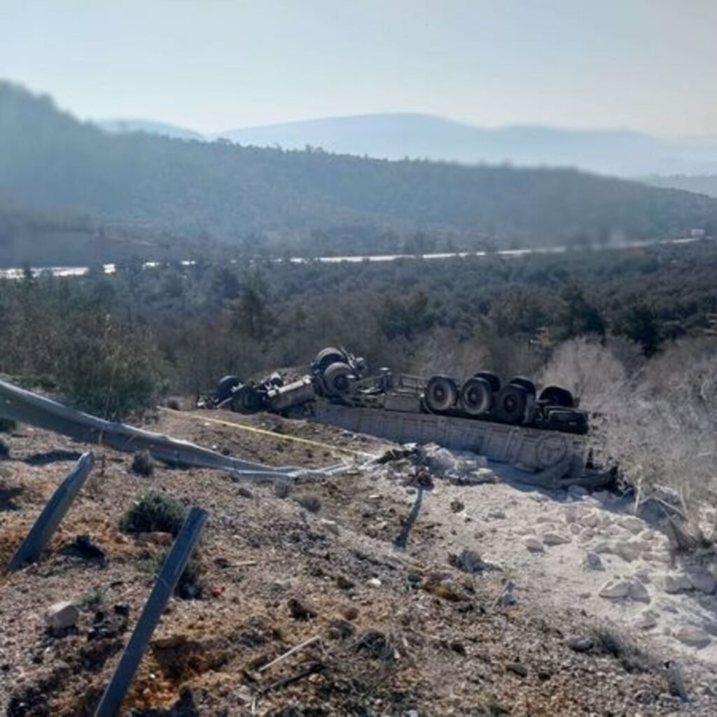 TIR, bahçeye uçtu! 2 can kaybı var
