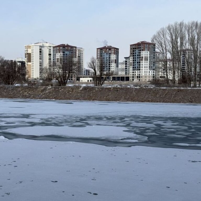 Türkiye'nin en uzun nehri dondu!