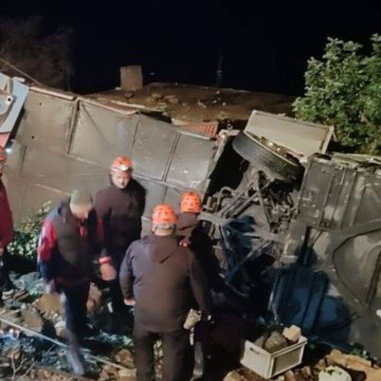 Yolcu otobüsü uçuruma yuvarlandı: 1 ölü, 32 yaralı!