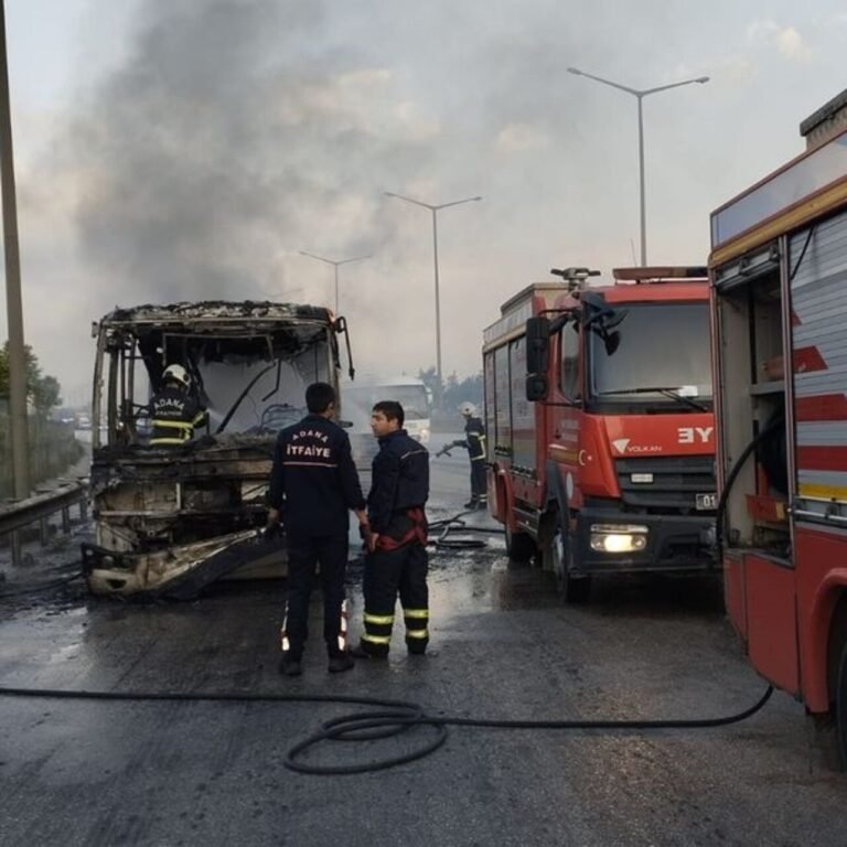 Adana'da özel halk otobüsü yandı