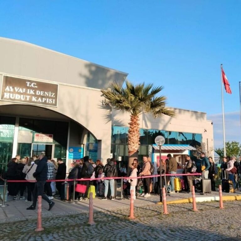 Ayvalık'ta "Midilli" kuyruğu