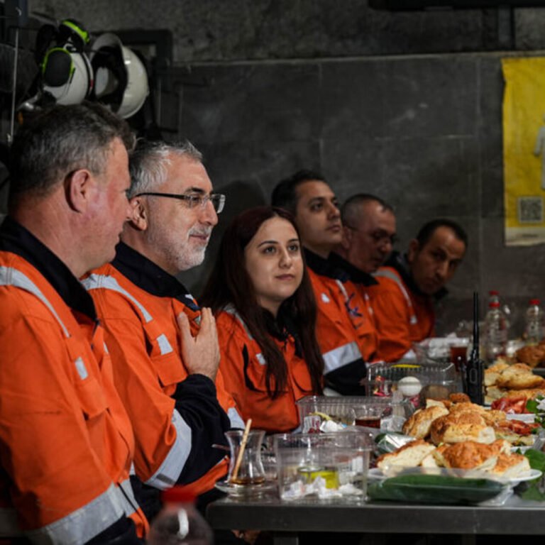 Bakan Işıkhan, maden işçileriyle sahur yaptı