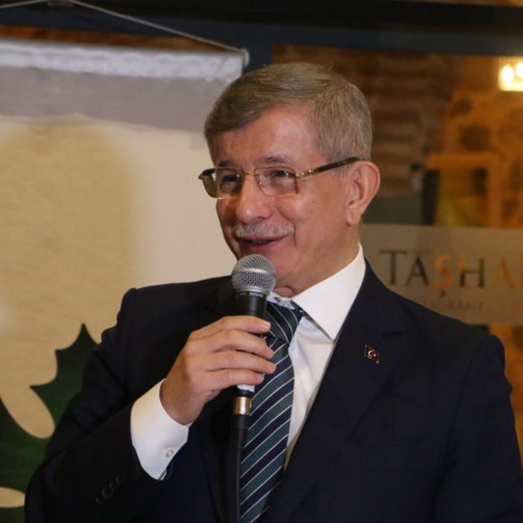 "Başbakanlıktan ayrılma sebebim yolsuzluk ile mücadeledir"