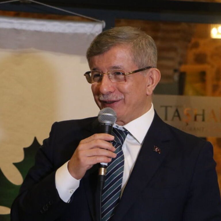 "Başbakanlıktan ayrılma sebebim yolsuzluk ile mücadeledir"