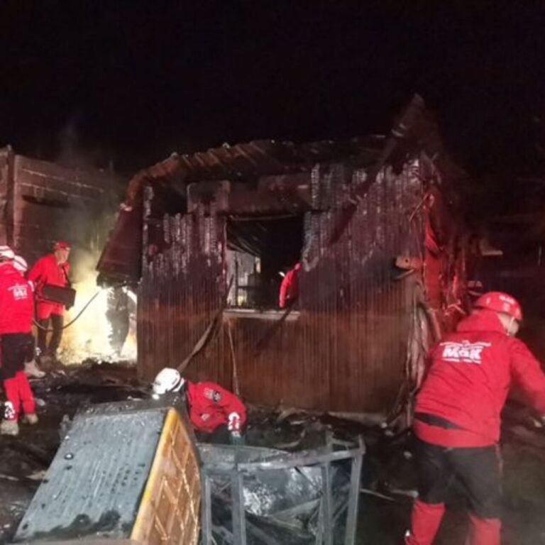 Bursa'da yangın: 18 ahşap baraka küle döndü