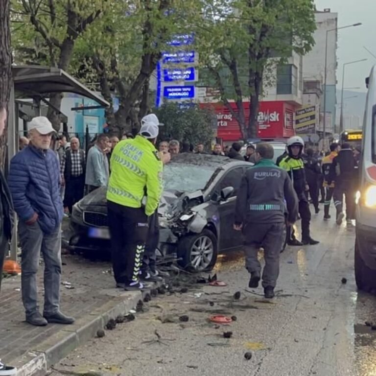Durakta bekleyenlere çarptı: 6 yaralı