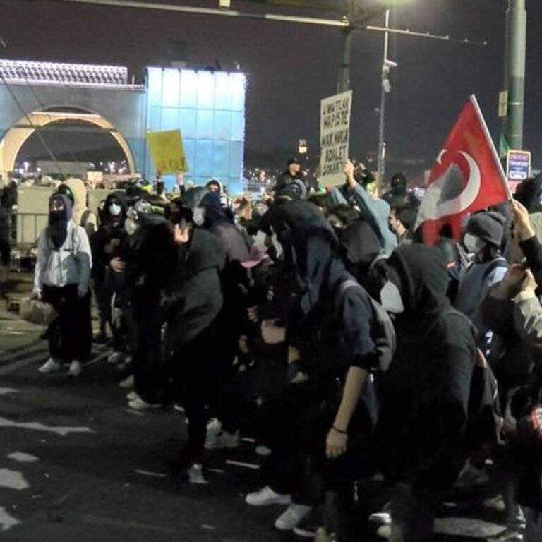Galata Köprüsü’nde oturma eylemi