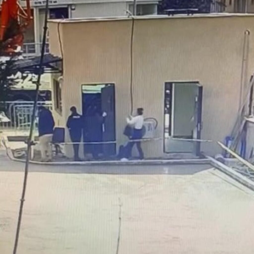 Genç kadın, polise saldırdı!