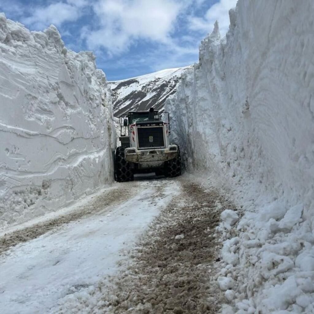 Hakkari'de 5 metrelik karda çalışma