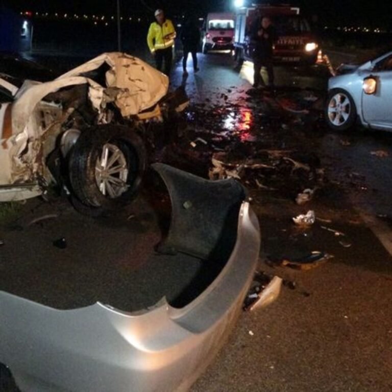 İki otomobil kafa kafaya çarpıştı: 3 ölü, 1 yaralı