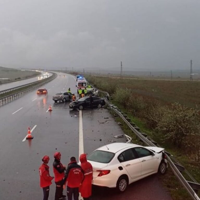 İstanbul-İzmir Otoyolu'nda zincirleme kaza: 2 ölü, 4 yaralı