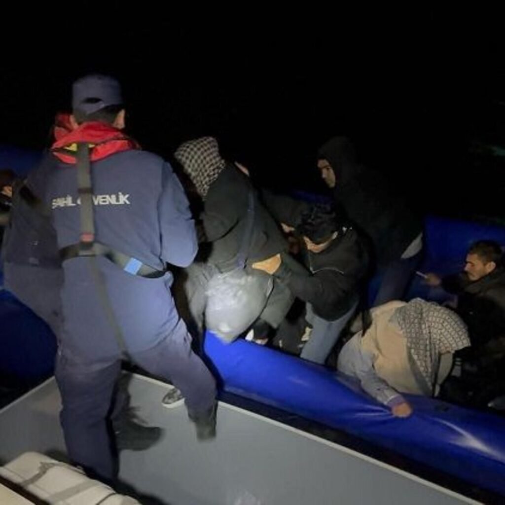 İzmir açıklarında 19 düzensiz göçmen yakalandı