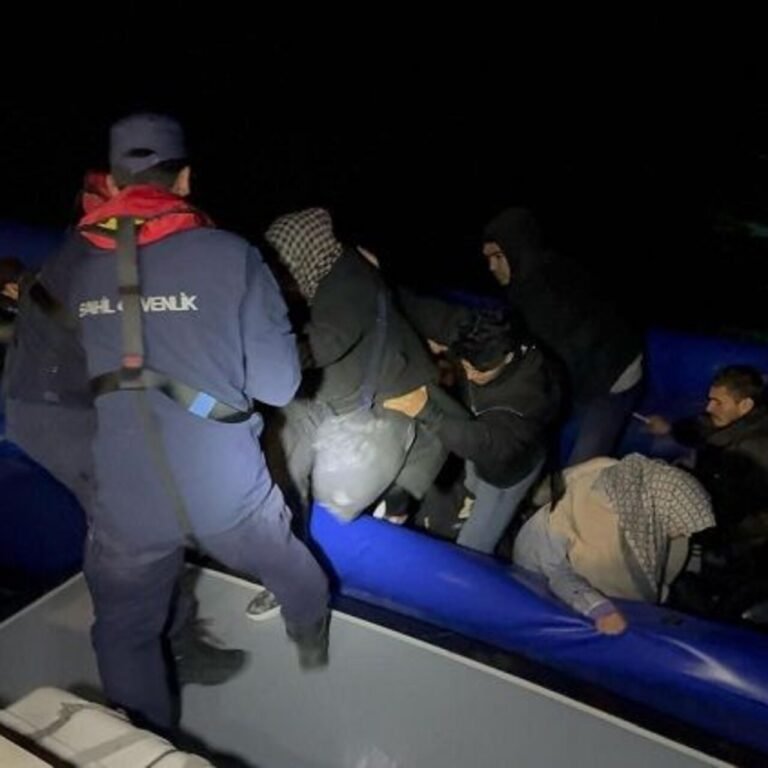 İzmir açıklarında 19 düzensiz göçmen yakalandı