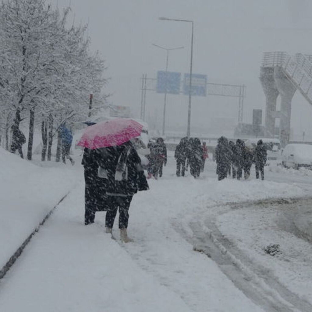 Kar esareti! 80 yol kapandı!