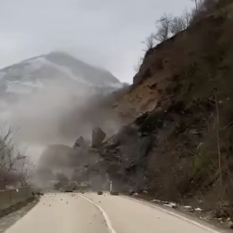 Karayolunda heyelan paniği!