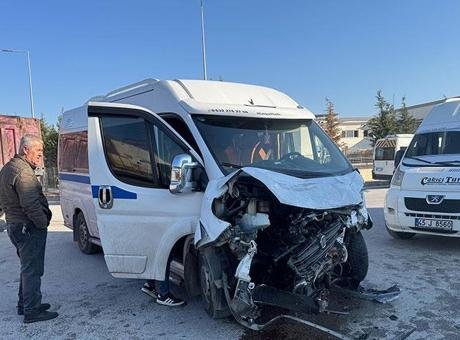 Manisa'da iki işçi servisinin çarpıştı! 19 kişi yaralandı