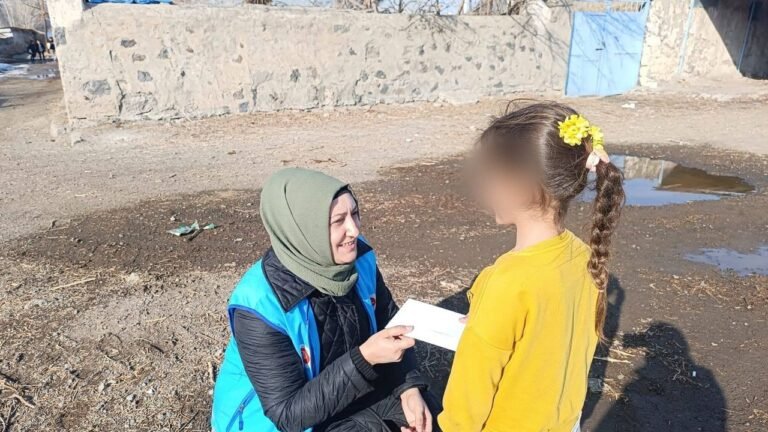 TDV gönüllüleri ihtiyaç sahiplerine yardım ulaştırmaya devam ediyor