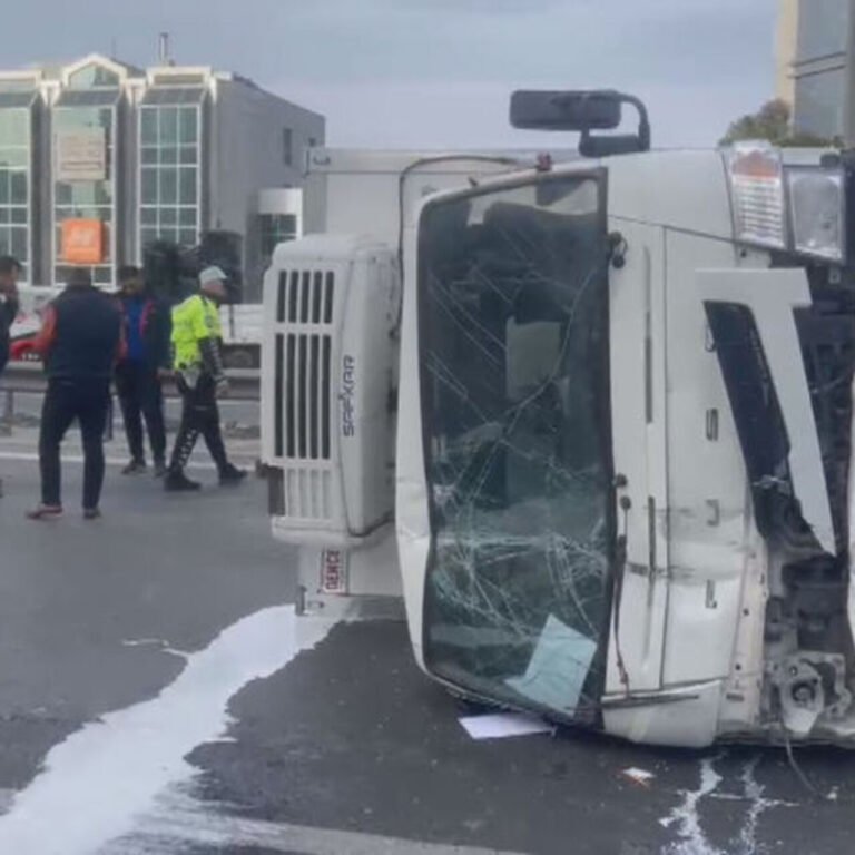 Trafik durdu! Basın Ekspres'te kamyonet devrildi!