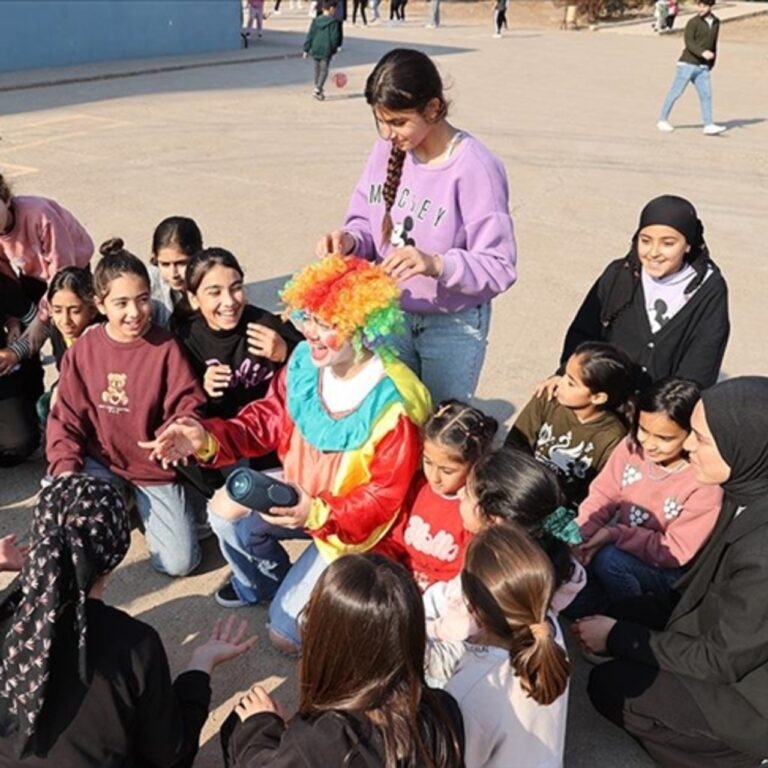 Üniversite öğrencileri projeleriyle kırsaldaki çocukların yüzünü güldürüyor