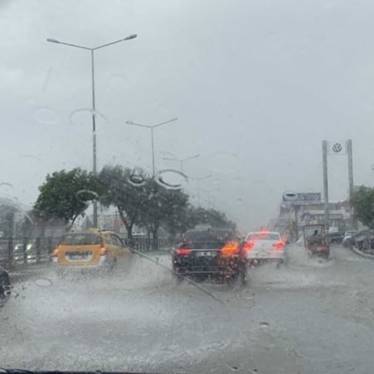 Adana'da sokaklar göle döndü