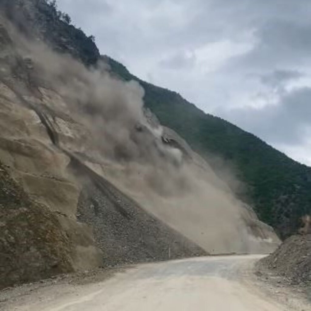 Artvin'de heyelan! Kameralara yansıdı