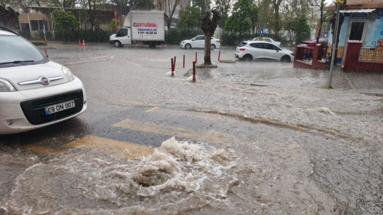 Aydın'da sağanak etkili oldu: Efeler su altında kaldı