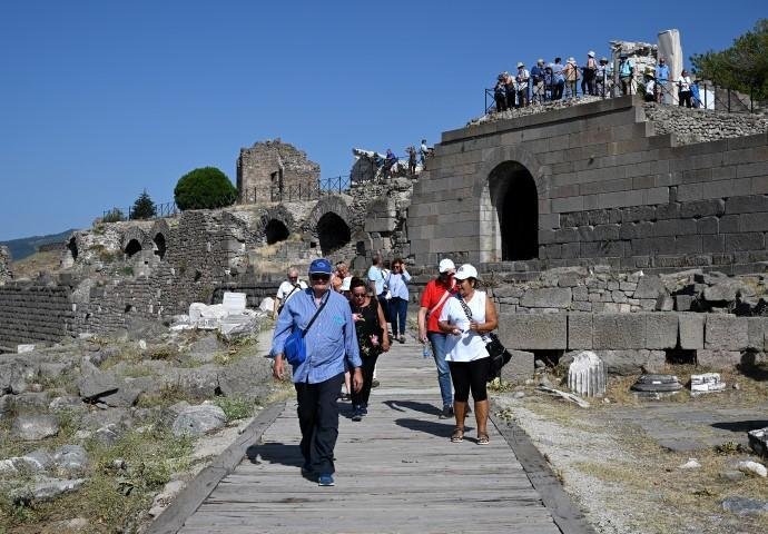 Binlerce turist Bergama Antik Kenti’ne akın etti