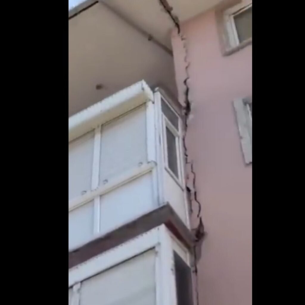 Büyükçekmece'deki çatlaklar dikkat çekti!